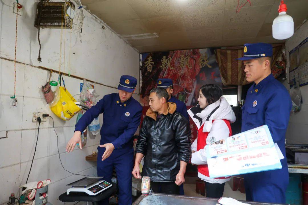 合网格员开展冬季消防安全宣传k8凯发马竞赞助掇刀消防联(图2)