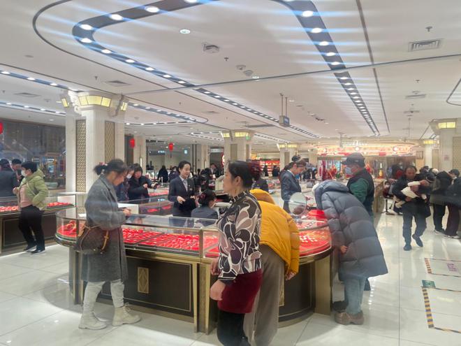 关注 新年黄金市场消费热K8凯发登录打折促销引(图2)