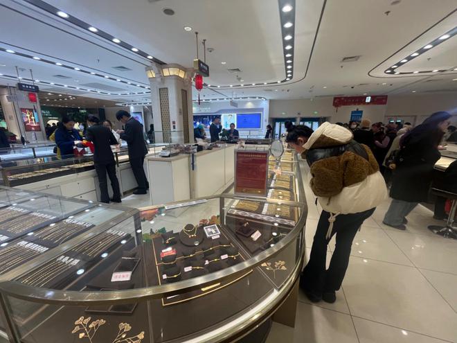 关注 新年黄金市场消费热K8凯发登录打折促销引(图3)